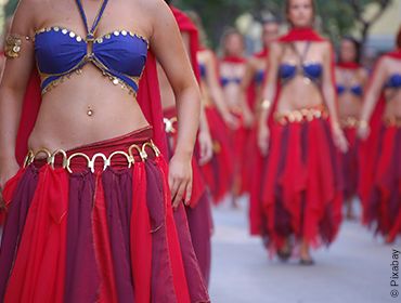 Versetzte Aufstellung einer Gruppe von weiblichen Personen im Stil orientalischer Tänze mit einer Tänzerin im Vordergrund